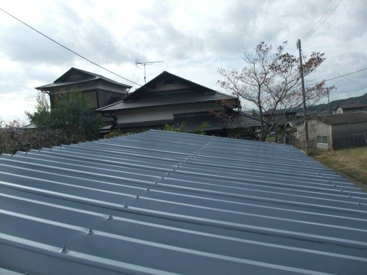 廿日市市I様邸 塗装後の折板屋根(ブルーグレー系に塗り替え)