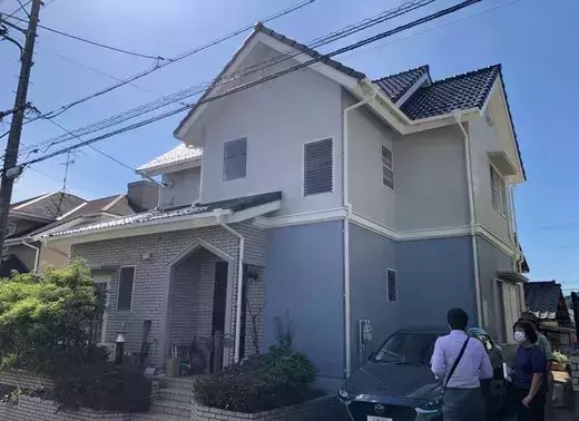 廿日市市四季が丘I様邸 外壁・屋根塗装工事後の外観全体(上階ホワイト系・下階ブルーグレーの塗り分け)