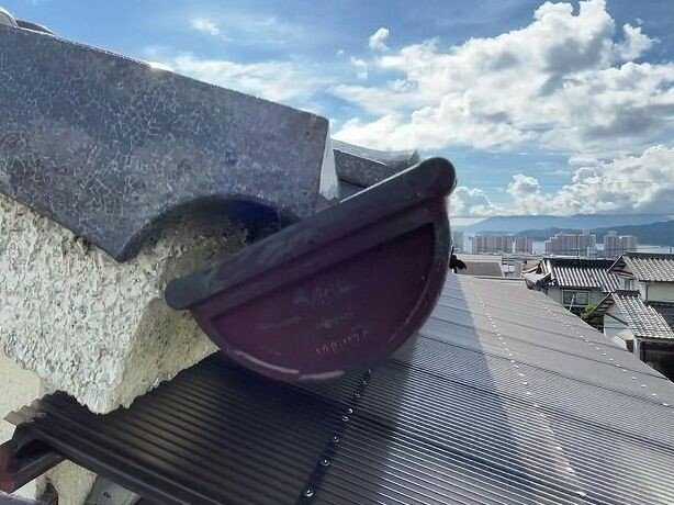 廿日市市阿品台I様邸 施工前 瓦の軒先で変形した雨樋