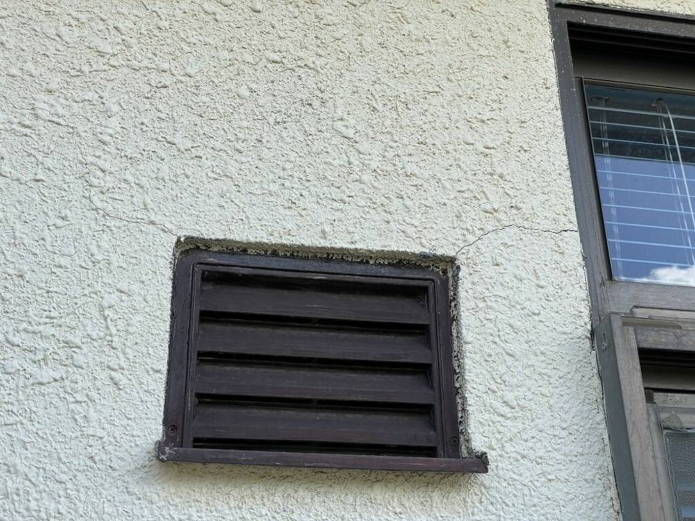 廿日市市阿品台I様邸 施工前 換気口の角から入った外壁のひび割れ