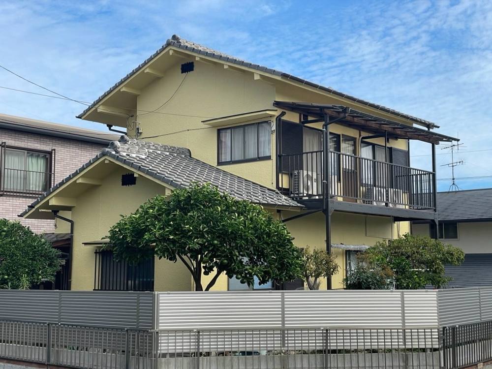 廿日市市阿品台I様邸 外壁塗装工事後の外観全体（黄色系の外壁）