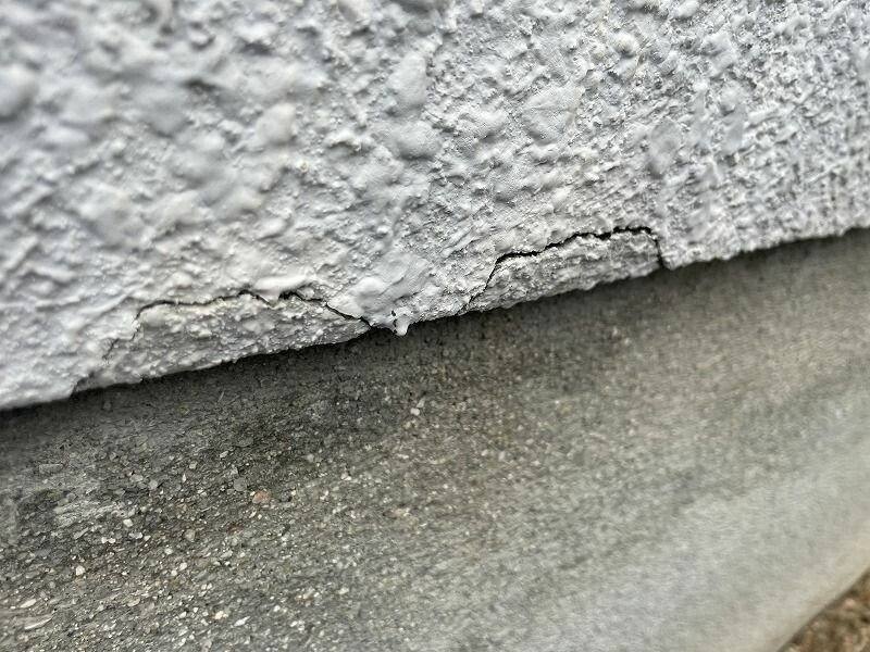 廿日市市四季が丘I様邸 施工前 外壁下部の塗膜のひび・はがれ