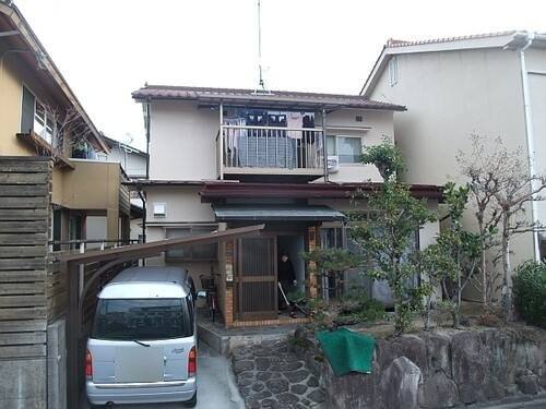 廿日市市宮内K様邸 外壁・屋根塗装後の正面外観(明るいベージュ系の外壁と瓦屋根)
