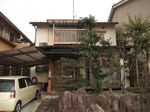 廿日市市宮内K様邸 外壁・屋根塗装前の正面外観(2階ベランダのある瓦屋根の2階建て)