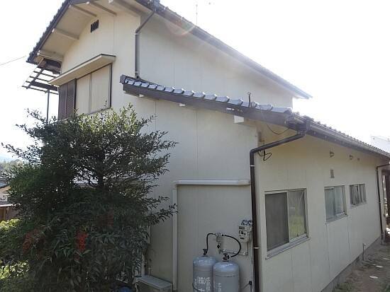 廿日市市大野K様邸 塗装後の北東面の外壁と濃い茶色に戻した雨樋