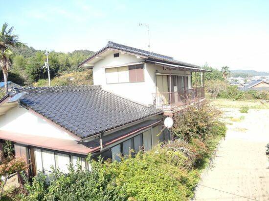 廿日市市大野K様邸 外壁塗装前の外観（色あせた外壁と赤く変色したひさし・破風）