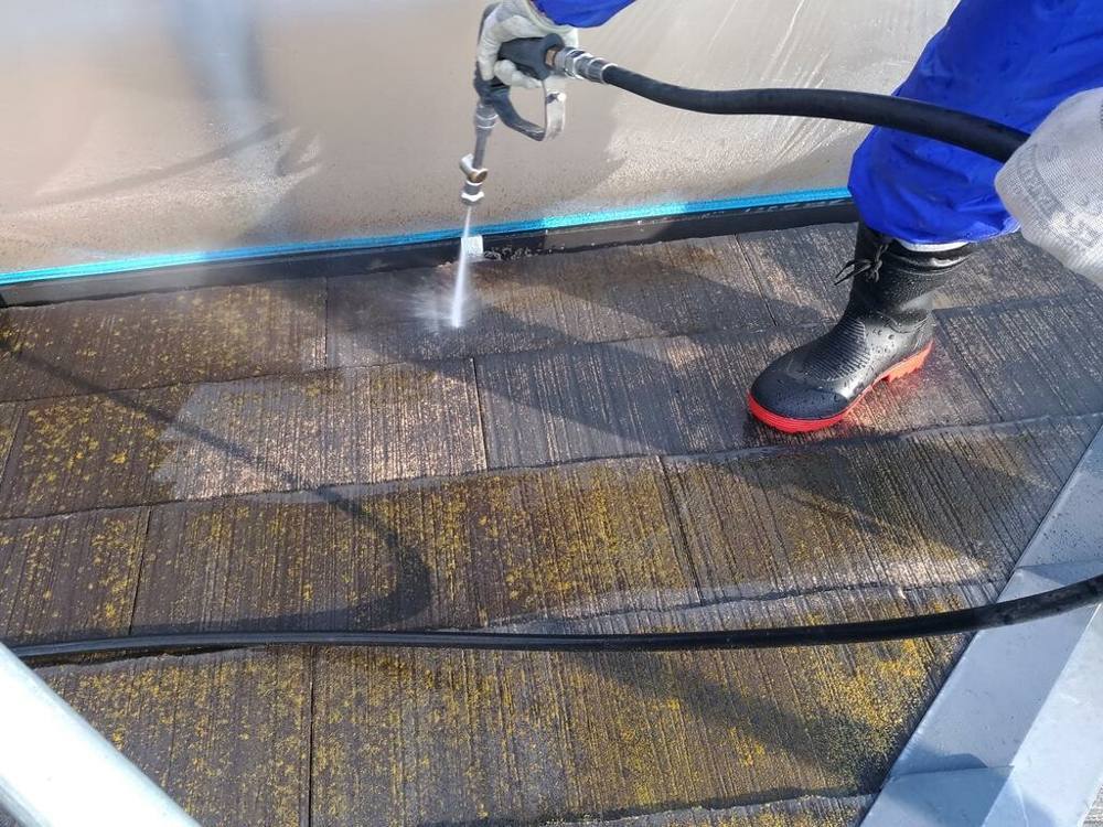 廿日市市宮内K様邸 ダイダイゴケを落とす屋根の高圧洗浄