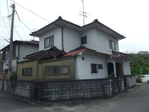 廿日市市地御前M様邸 外壁塗装前の外観(汚れが目立つ白い外壁と瓦屋根の2階建て)