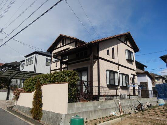 廿日市市前空M様邸 塗装後の別の面から見た外観(明るい外壁とこげ茶の柱・梁)