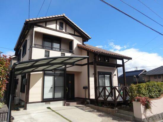 廿日市市前空M様邸 外壁塗装後の外観全体(明るく塗り替えた外壁とこげ茶の柱・梁)