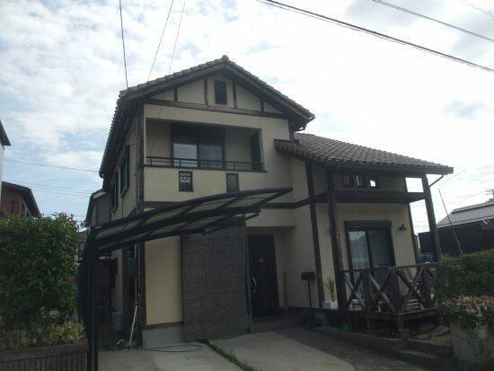 廿日市市前空M様邸 外壁塗装前の外観全体(こげ茶の柱・梁が見える洋風の2階建て)