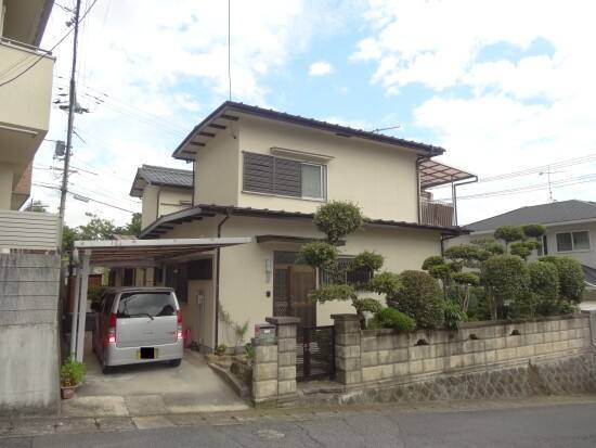 廿日市市大野M様邸 外壁塗装後の外観全体(ブラウンに塗り替えた雨戸・破風・雨樋)