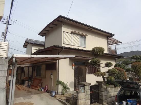 廿日市市大野M様邸 外壁塗装前の外観全体(白系の雨戸・付帯部)