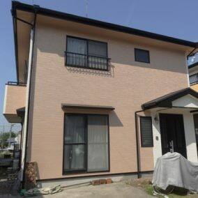 廿日市市宮浜温泉M様邸 外壁・屋根塗装工事後の外観全体(玄関まわりとコーナー部分を明るい色に)
