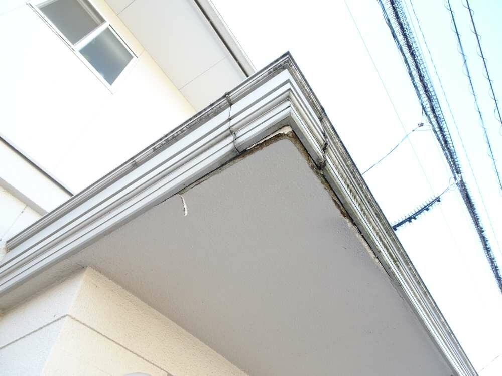 廿日市市四季が丘M様邸 施工前 雨漏りしていた玄関のひさし屋根