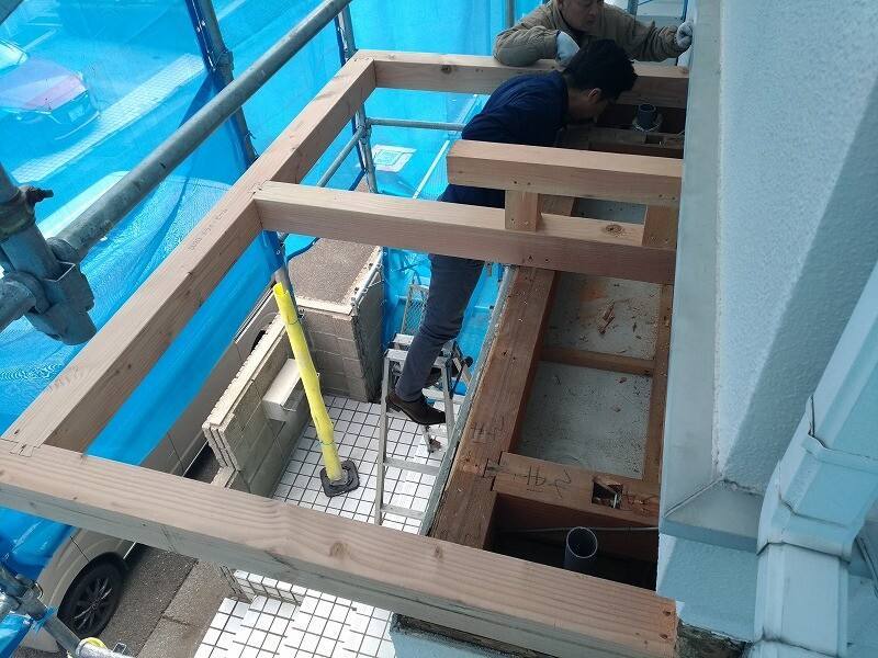 廿日市市四季が丘M様邸 玄関ひさし屋根の骨組みを一から組む作業
