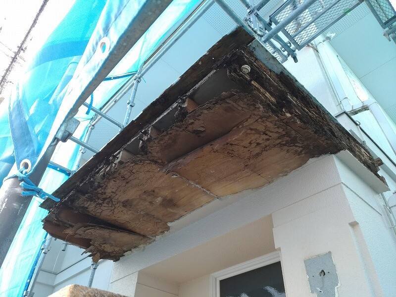 廿日市市四季が丘M様邸 解体すると大雨漏りで傷んでいた玄関ひさし屋根
