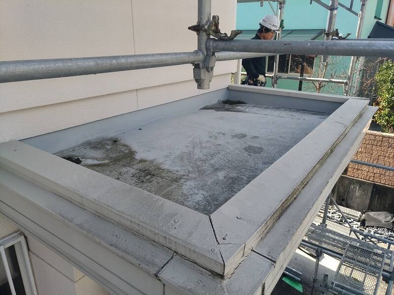 廿日市市四季が丘M様邸 施工前 水がたまる構造になっていた玄関ひさし屋根の上面