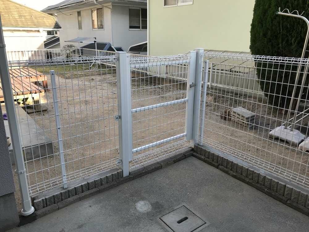 廿日市市四季が丘M様邸 木製ラティスから交換したスチールメッシュのフェンス