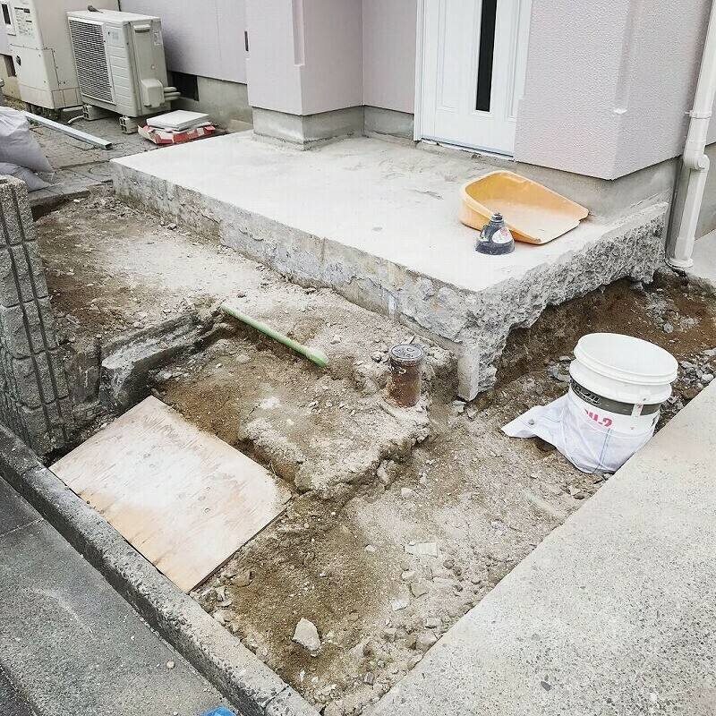 廿日市市四季が丘M様邸 右肩部分のタイルとコンクリートを撤去した玄関ポーチ