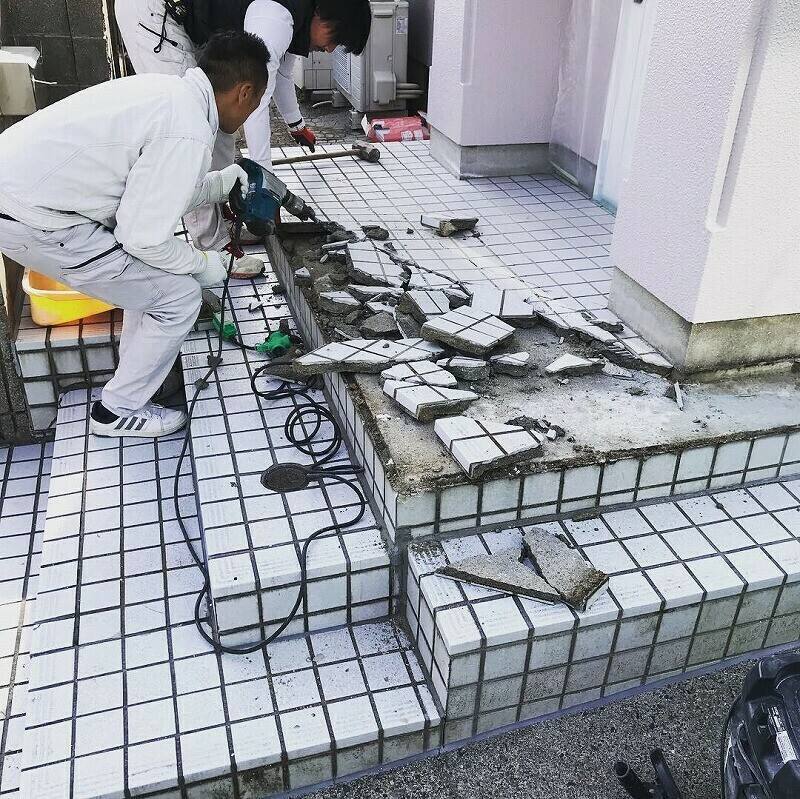 廿日市市四季が丘M様邸 玄関ポーチ階段の既存タイルをはがす作業