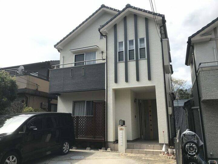 廿日市市六本松M様邸 外壁塗装工事後の外観全体（チャコールトーンの縦ライン）