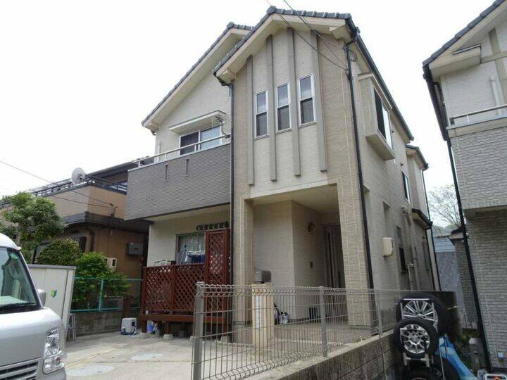 廿日市市六本松M様邸 外壁塗装工事前の外観全体（色あせた縦ライン）
