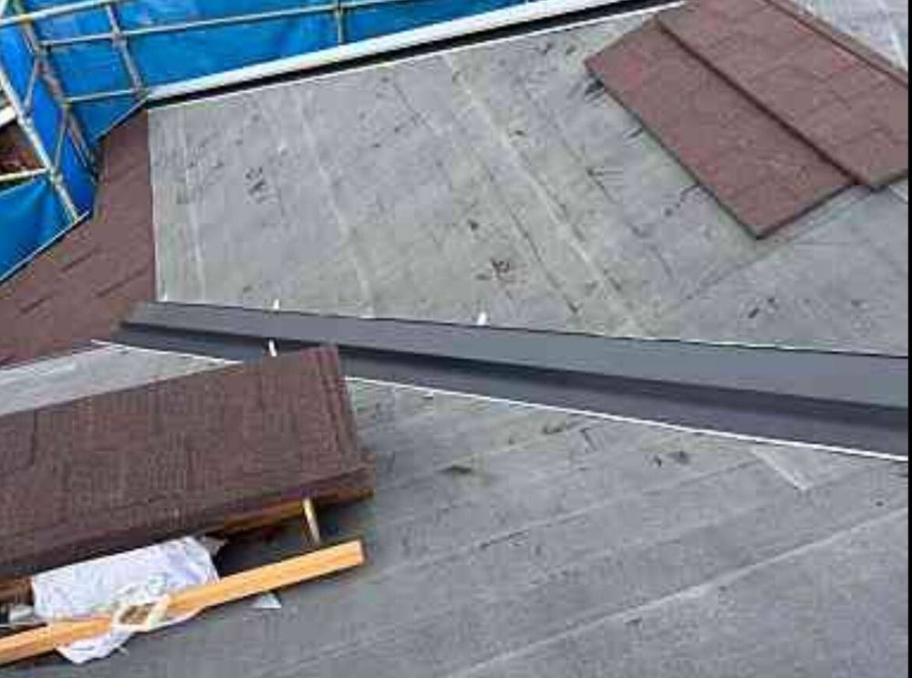 廿日市市四季が丘M様邸 既存の屋根の上に敷いた防水シートと新しい屋根材