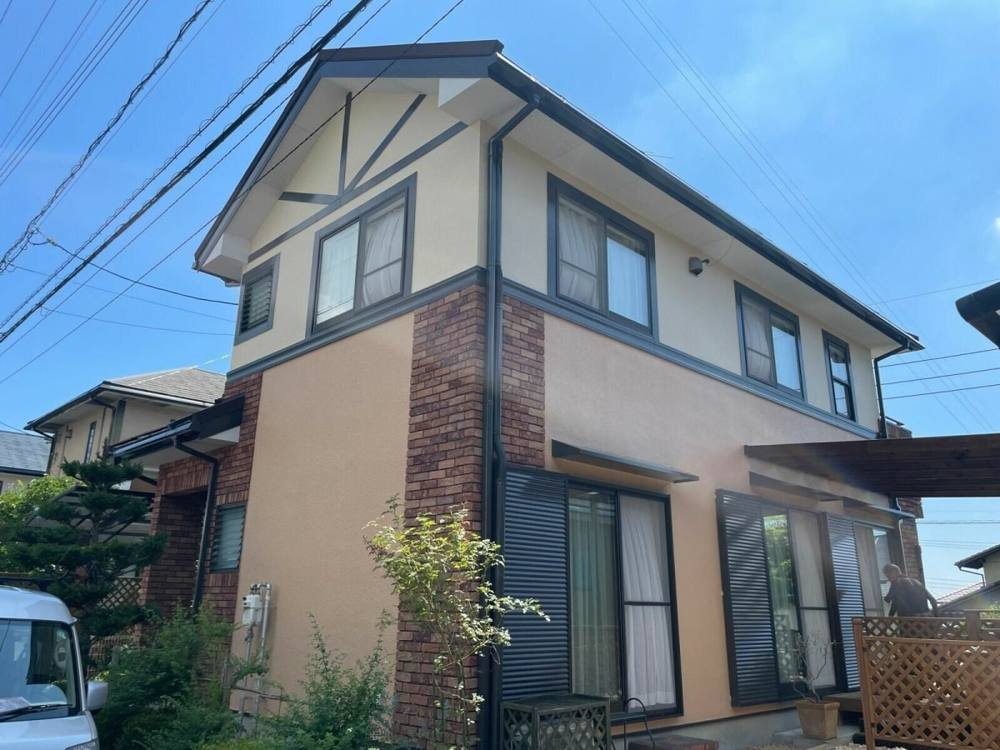 廿日市市四季が丘M様邸 外壁塗装・屋根カバー工事後の外観全体（ベージュ系の外壁と濃色の幕板）