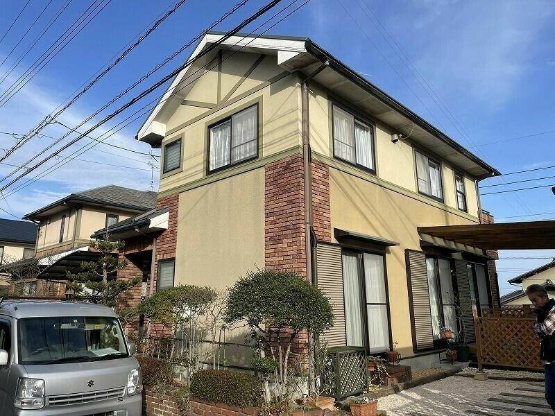 廿日市市四季が丘M様邸 外壁塗装・屋根カバー工事前の外観全体（黄色系の外壁）