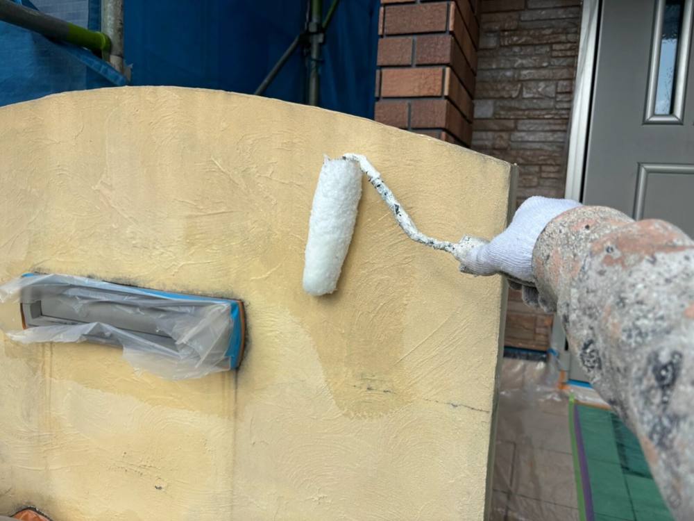 廿日市市宮内M様邸 外構の門柱の塗装作業