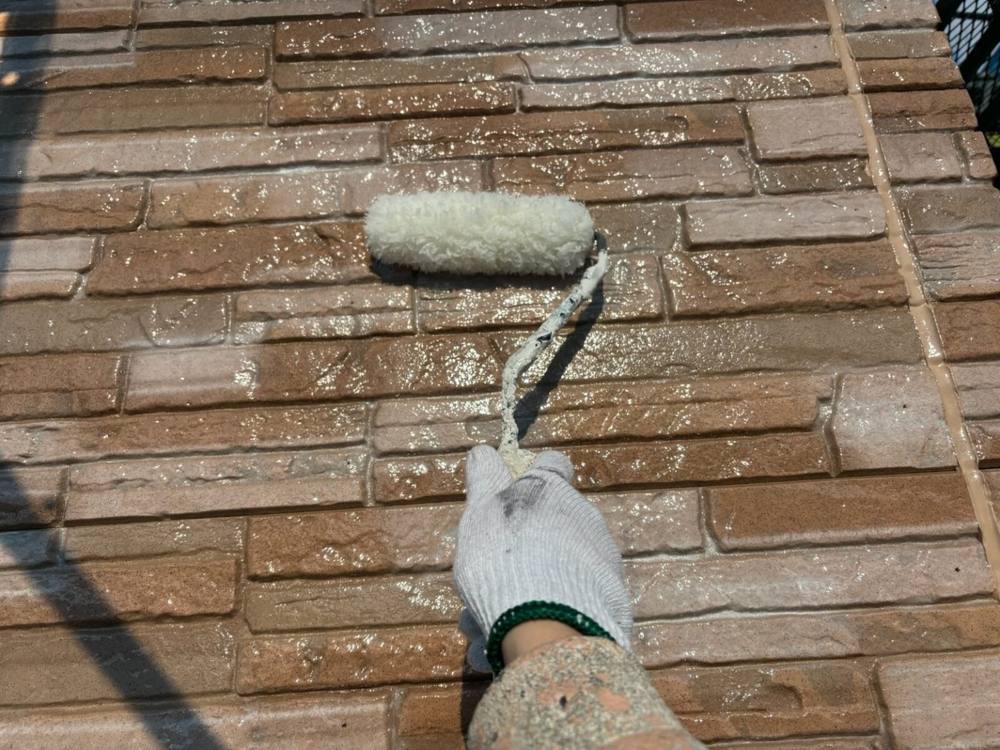 廿日市市宮内M様邸 タイル部分のクリヤー塗装作業