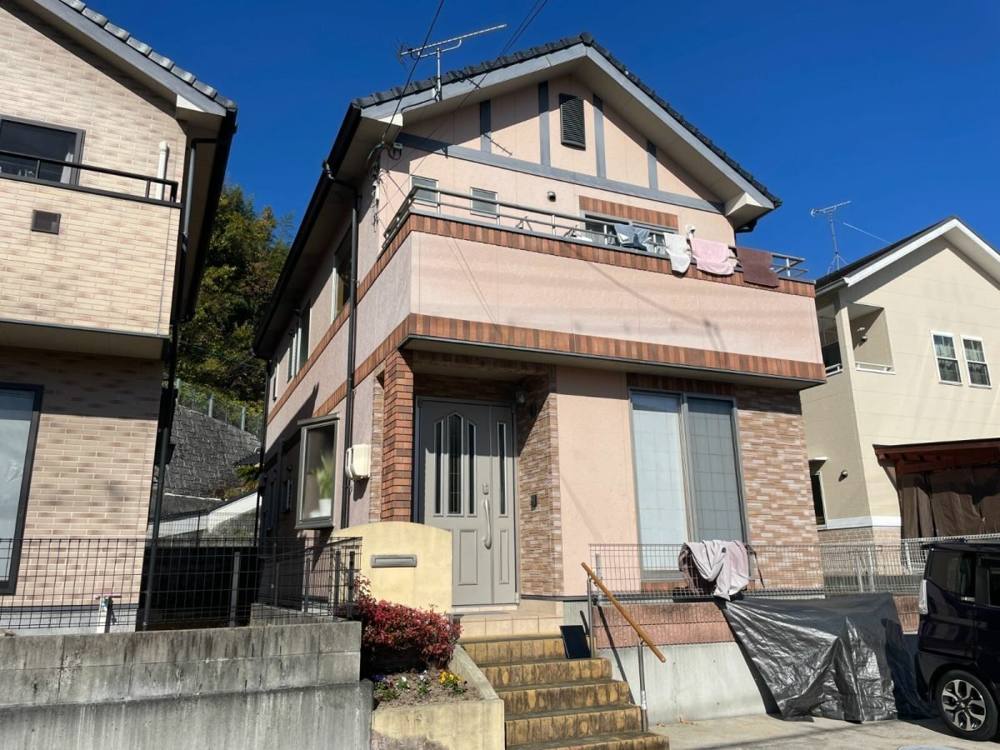 廿日市市宮内M様邸 外壁塗装工事前の外観全体(ピンク系の外壁)