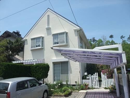 廿日市市峠N様邸 外壁・屋根塗装後の外観（黄みがかったオフホワイトの外壁）