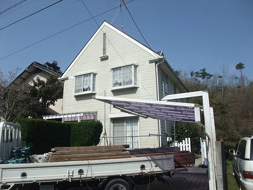 廿日市市峠N様邸 外壁・屋根塗装前の外観（少し緑がかったホワイトの外壁）