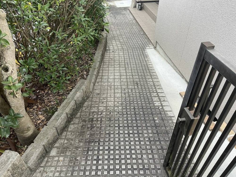 廿日市市平良N様邸 施工前 黒ずみが出たアプローチ床