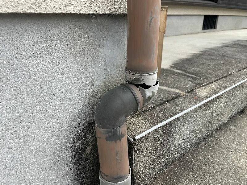 廿日市市四季が丘O様邸 施工前 継ぎ目が破損した竪樋