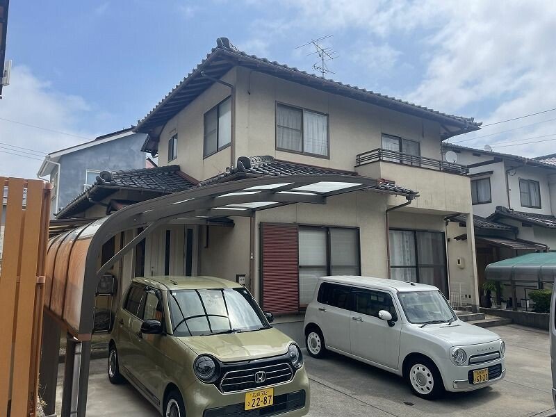 廿日市市四季が丘O様邸 外壁塗装・カーポート工事前の外観全体(ベージュ系の外壁)