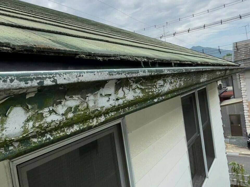 廿日市市宮島口西S様邸 施工前 苔が付き塗膜がはがれた雨どい・破風まわり