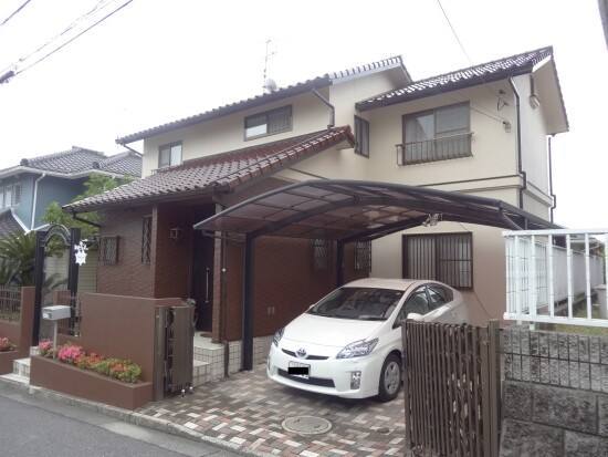 廿日市市四季が丘T様邸 外壁塗装後の正面の外観（カーポート側から）