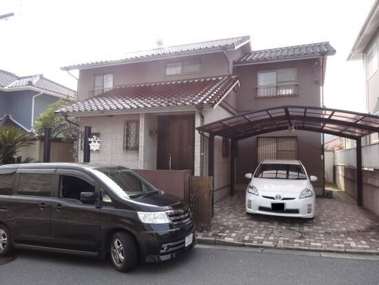 廿日市市四季が丘T様邸 施工前 アイボリーの玄関まわりと外壁（正面）