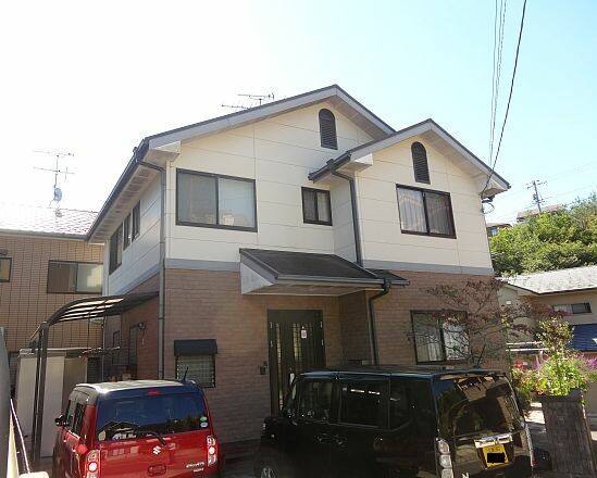 廿日市市大野T様邸 外壁・屋根塗装前の外観全体（1階レンガ調・2階白系の外壁）