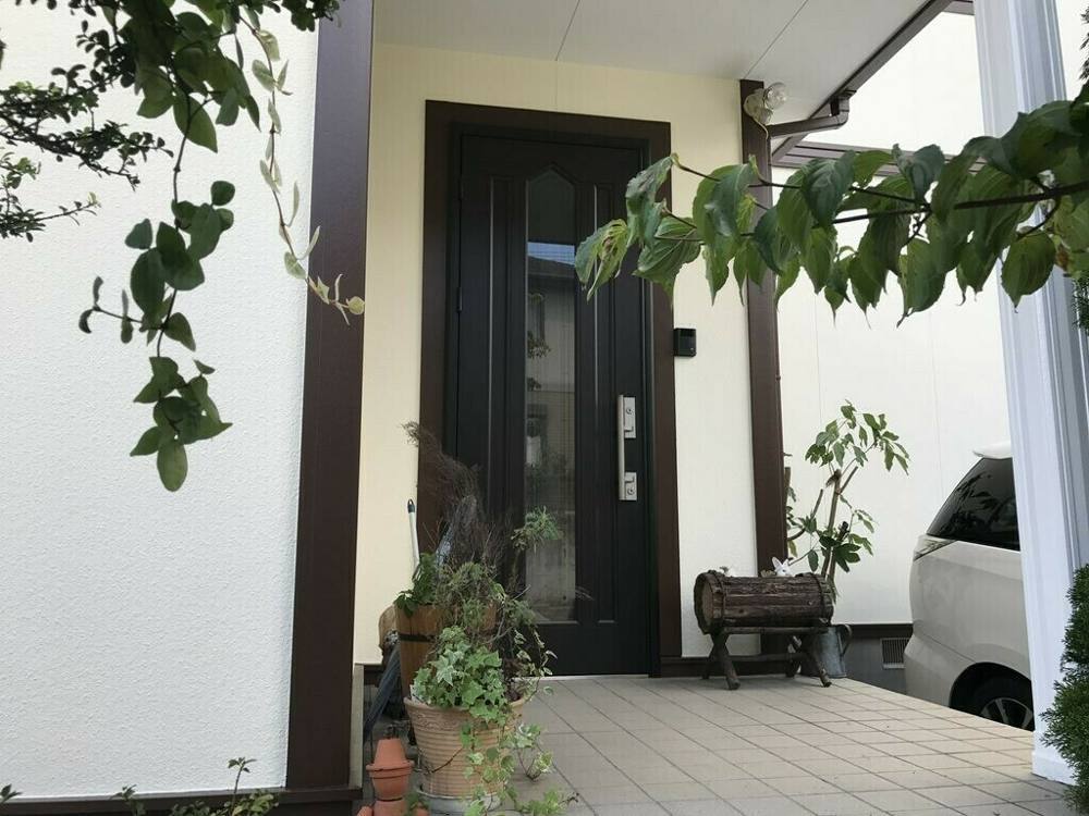廿日市市陽光台T様邸 化粧モールと玄関ドアの色がそろった玄関まわり