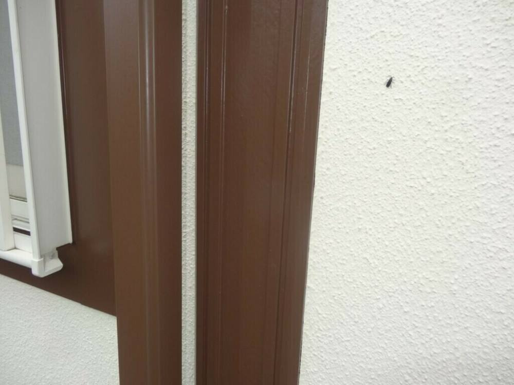 廿日市市陽光台T様邸 フッ素樹脂の半艶で茶色に塗装した付け柱と化粧モール
