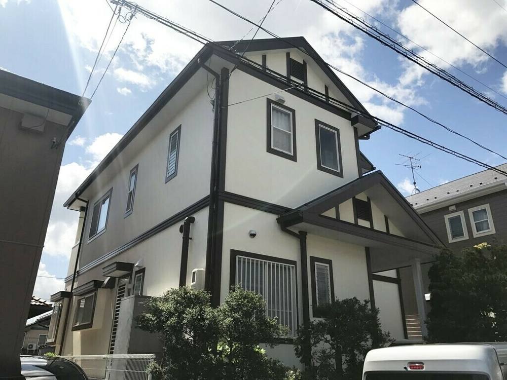 廿日市市陽光台T様邸 施工後の外観（見上げるとオフホワイトに見える外壁）