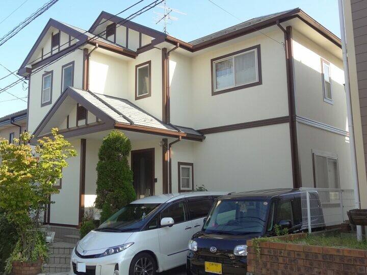 廿日市市陽光台T様邸 外壁・屋根塗装工事後の外観全体（淡いクリーム色の外壁と茶色の付け柱）
