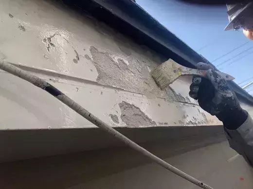 廿日市市友田T様邸 施工前 塗膜がはがれて劣化した破風鼻隠し
