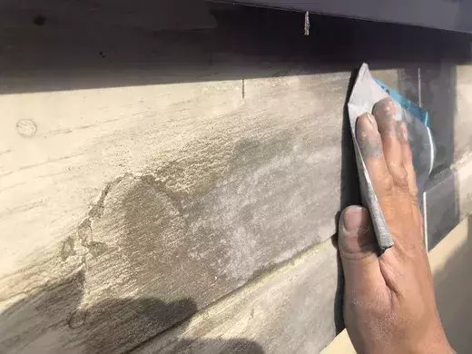 廿日市市友田T様邸 下地調整材で埋めた破風鼻隠しをサンドペーパーで均す作業