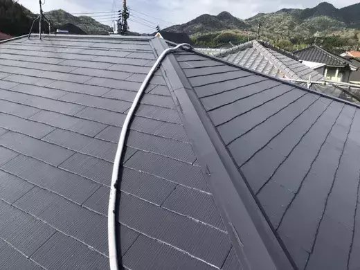 廿日市市友田T様邸 施工前 屋根上のソーラーパネル配線カバー