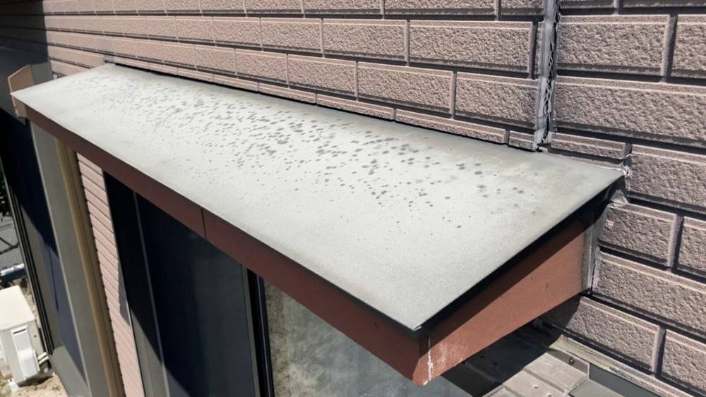 廿日市市T様邸 施工前 塗装がほぼ完全に剥離した窓上のひさし屋根